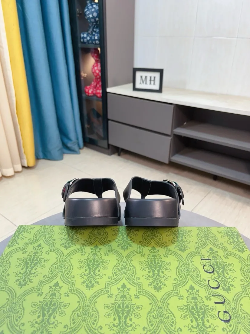 Men's Men's Shoes💰300🌸🌸【GUCCI New Style】This slipper is made of GG polyester fiber and is decorated with the Gucci label on the front, adding a bold logo feel to the style. "Gucci Made in Italy" stamped label Rubber sole Flat Made in Italy Men's sizes 39 to 45, (46. Customized